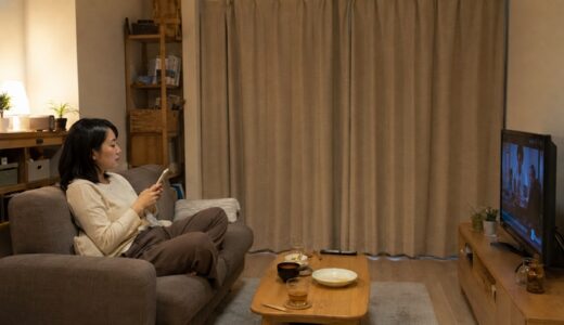 一人暮らしの夜、カーテンを閉めて「自分だけの時間」を始める