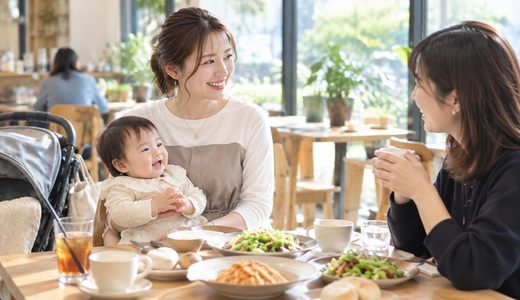 産後の最初の近所ランチを、「授乳服っぽくない一着」で楽しむ
